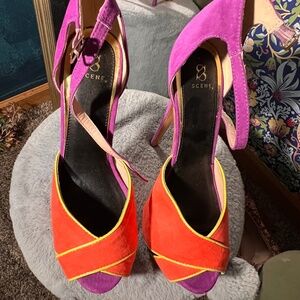 Multicolored peep-toe pumps
